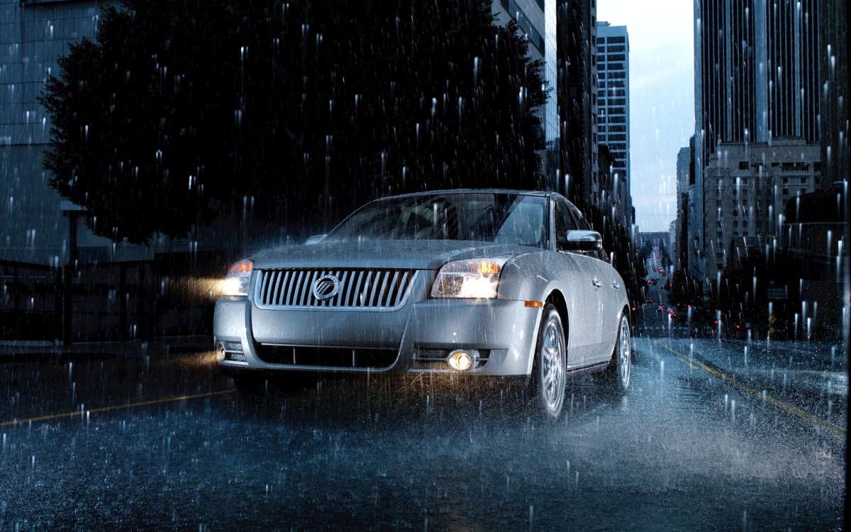 coche bajo lluvia de noche