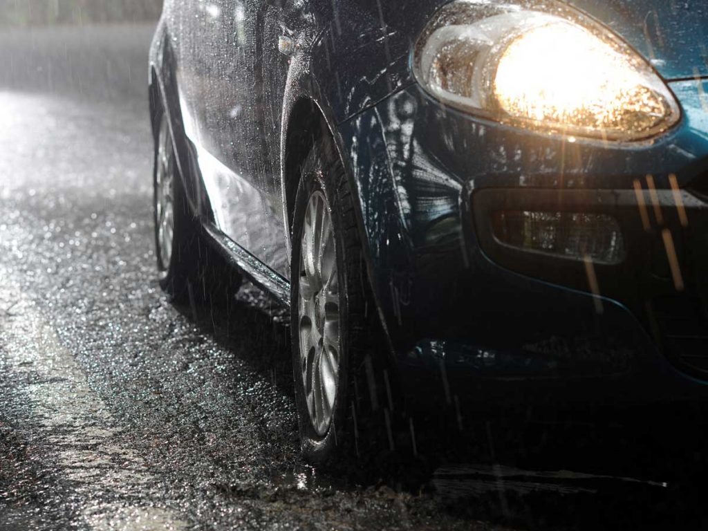coche mojado bajo la lluvia