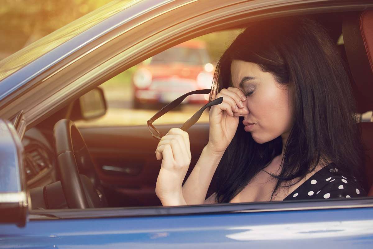 mujer tocandose los ojos en coche